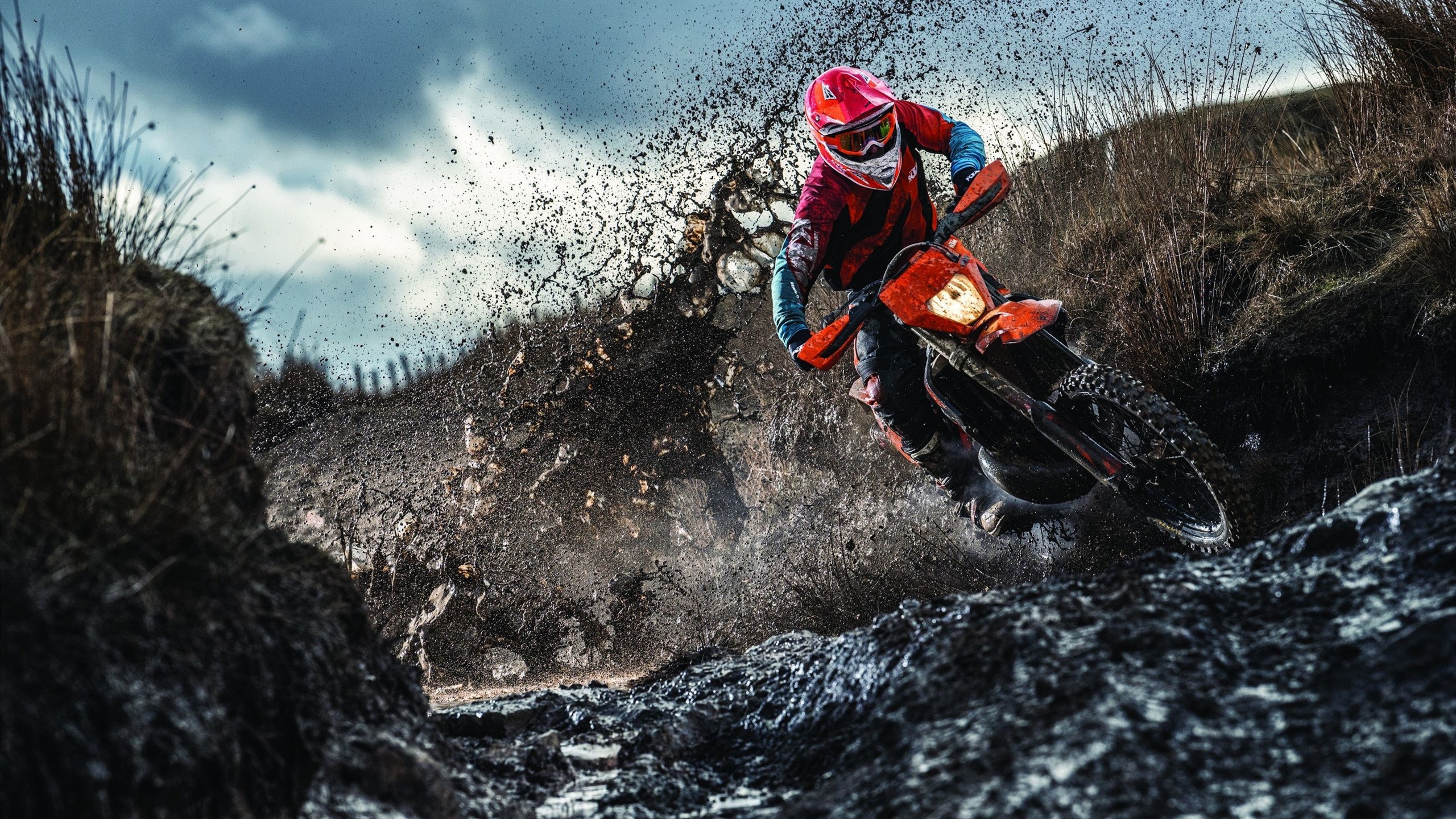 “宽板滑水：马鞍山赛场展现水面上的高空飞跃”